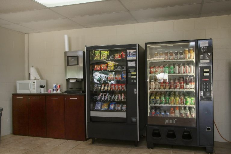 Corral-RV-1402-S-Cherry-Vending-768x512